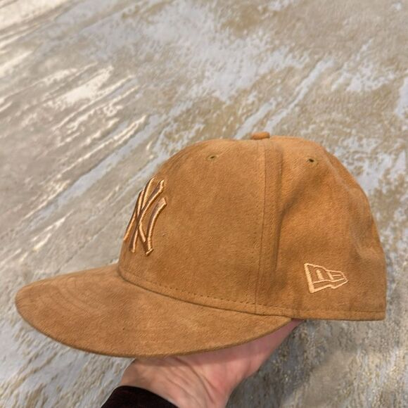 New Era New York Yankees 59FIFTY Fitted Hat Cap Wheat Suede Pack Size 7 1/4 EUC - Picture 2 of 11